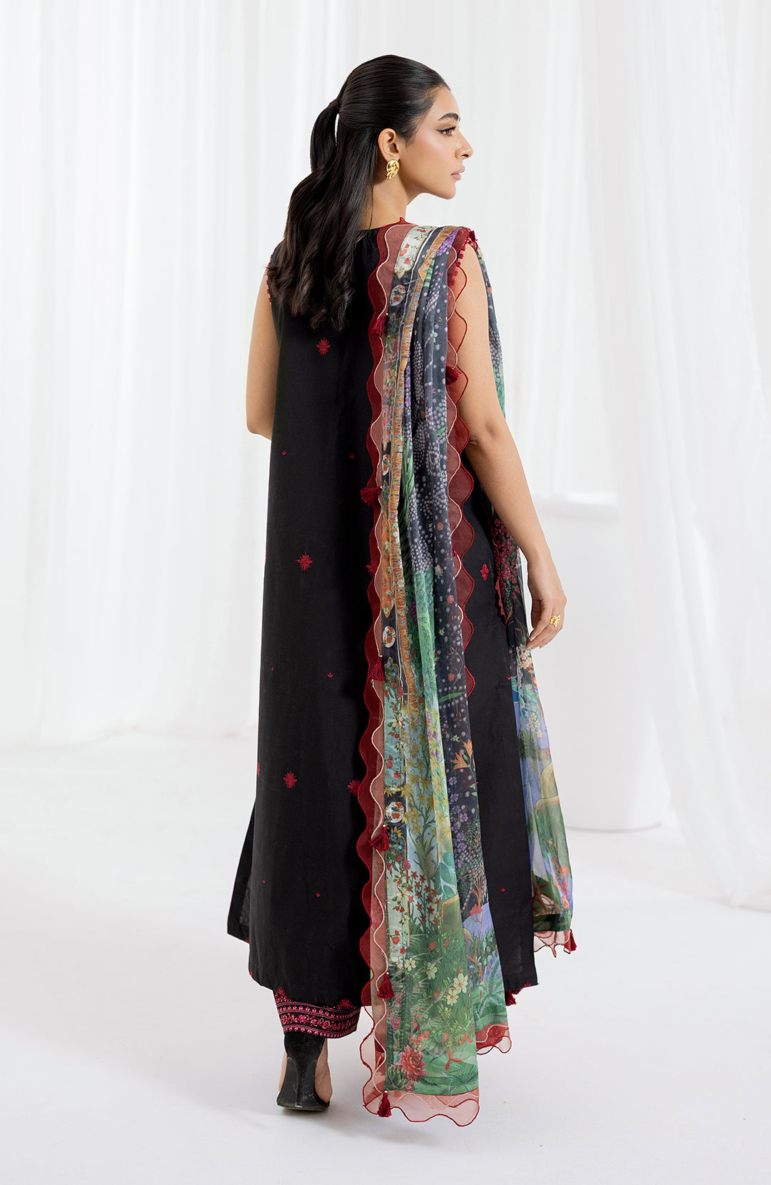 Mavra | 3Pc Lawn Embroidered Suit
